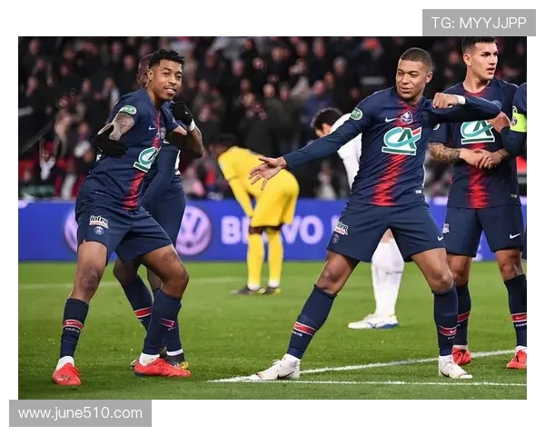 法甲比赛现场观众人数统计及热度对比